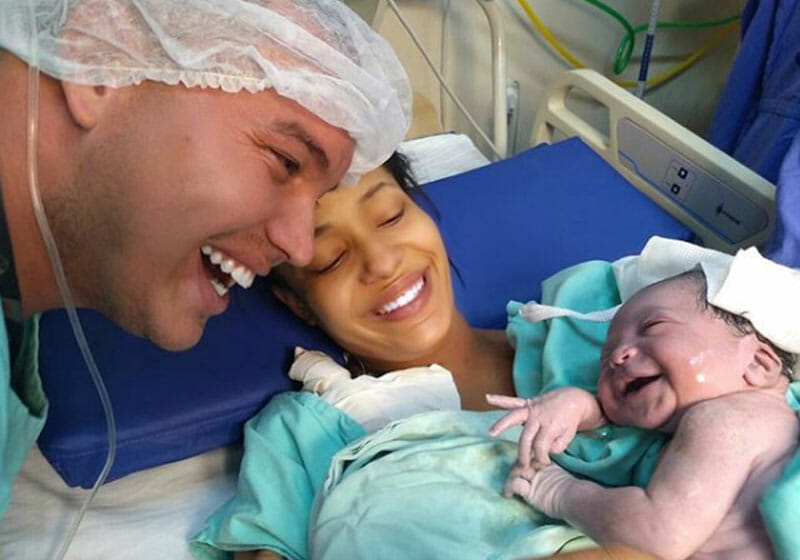 Newborn daughter smiles at Dad after recognising voice, moment captured in viral photo