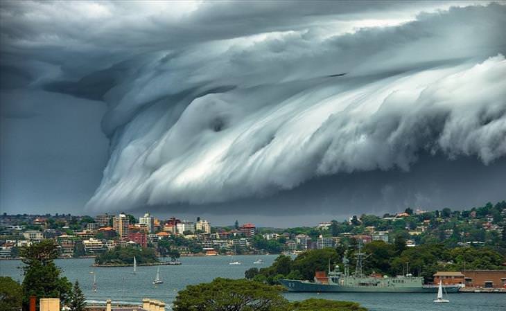 Shelf Cloud Off Sydney